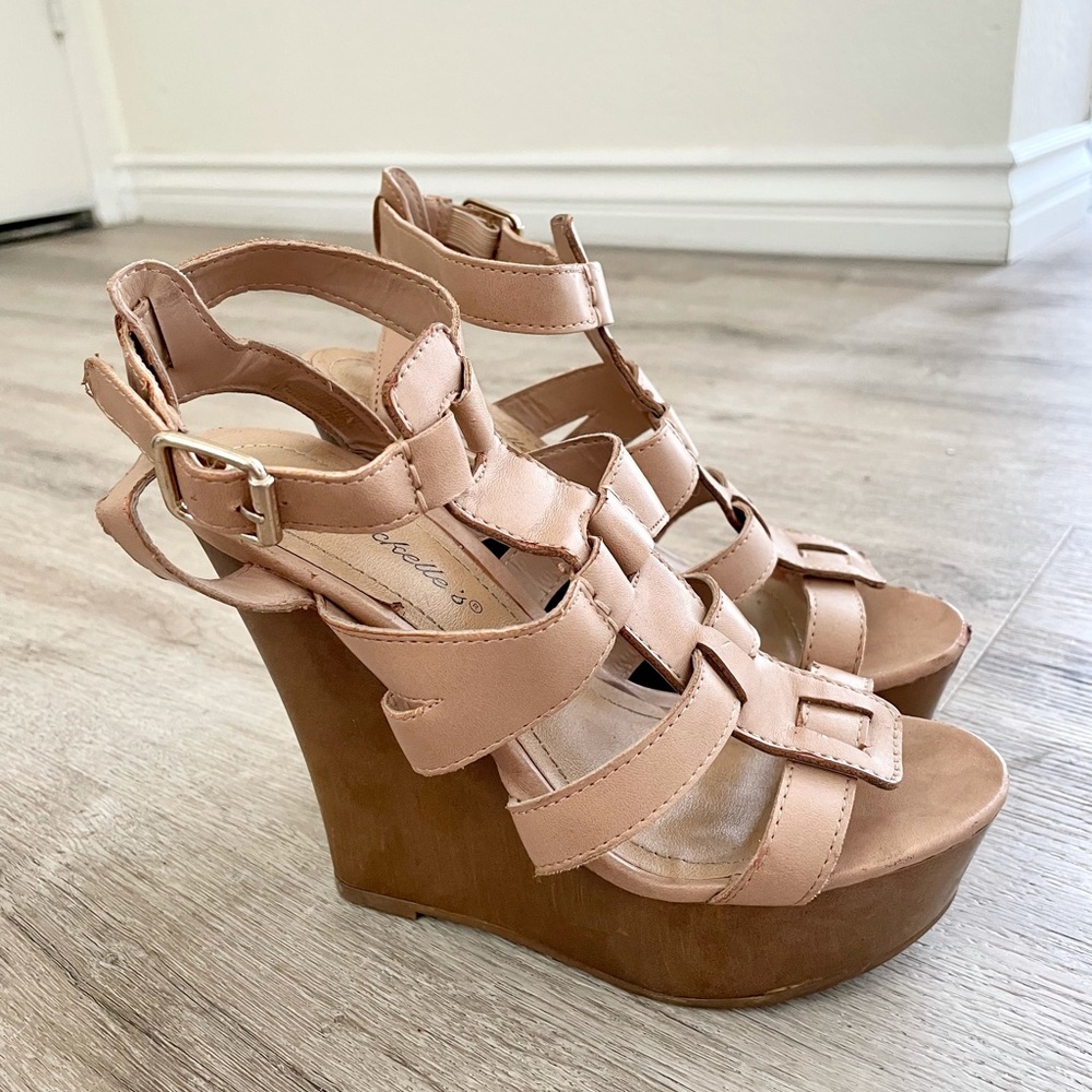 Preowned taupe strappy sandal wedges 6.5